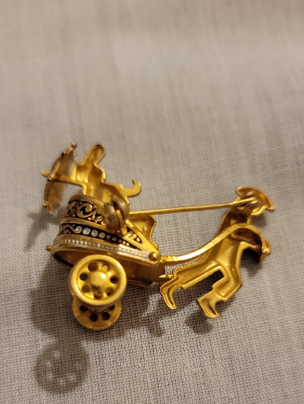 Vintage Damascene Tone Carriage Rivkshaw Toledo Brooch Signed SPAIN - Picture 2 of 2